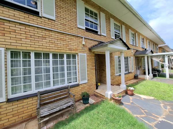 Townhouse For Sale in Sarnia, Escombe